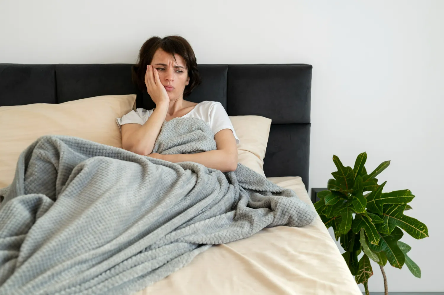 Does teeth grinding cause tooth pain when waking up with jaw tension or discomfort?